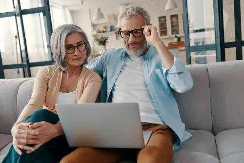 image d'un homme et d'une femme en téléconsultation